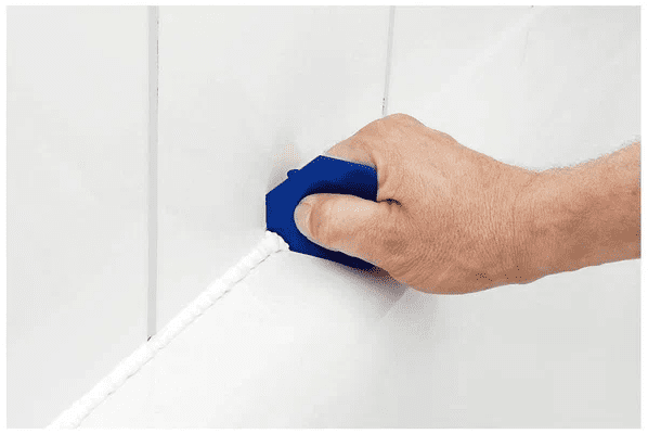 Разгладить поверхность шва шпателем